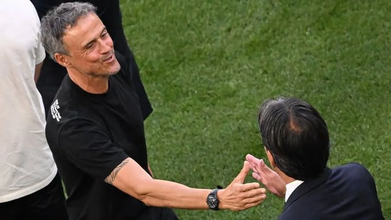 Endrick comemorando gol contra o PSG no Parque dos Príncipes enquanto Luis Enrique demonstra irritação