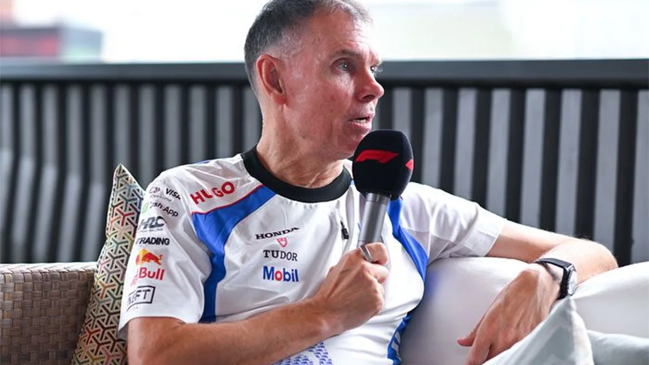 Reunião FIA com chefes de equipe discutindo regulamento F1 2026 em sala de conferência