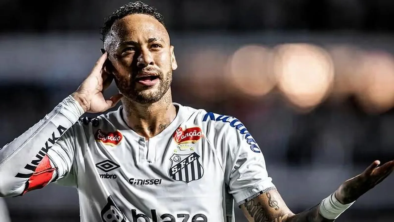 Neymar do Santos cabisbaixo saindo de campo na Vila Belmiro após derrota para o Fluminense