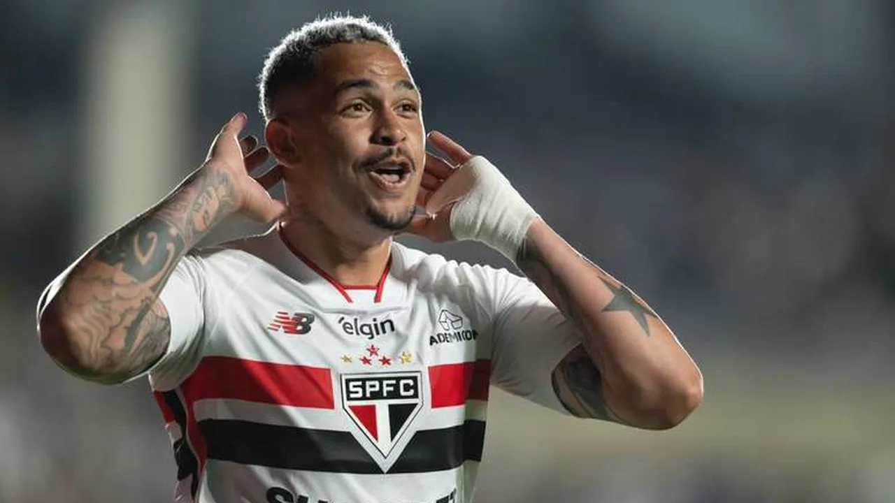 Roger Machado orientando jogadores do São Paulo durante partida em São Januário contra o Vasco