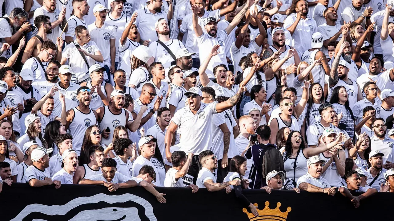 Neymar cabisbaixo saindo de campo após derrota do Santos na Vila Belmiro com torcedores ao fundo