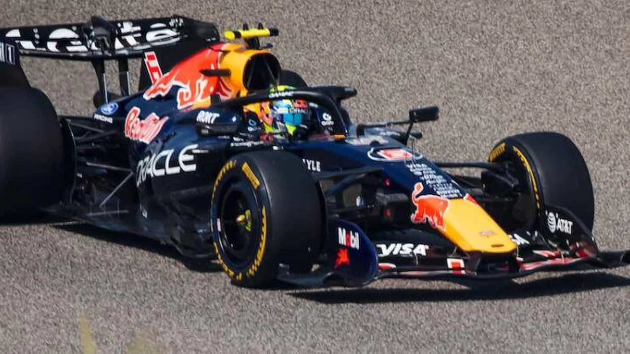 Mecânicos realizando pit stop na Fórmula 1 com carros futuristas e tecnologia avançada de 2026