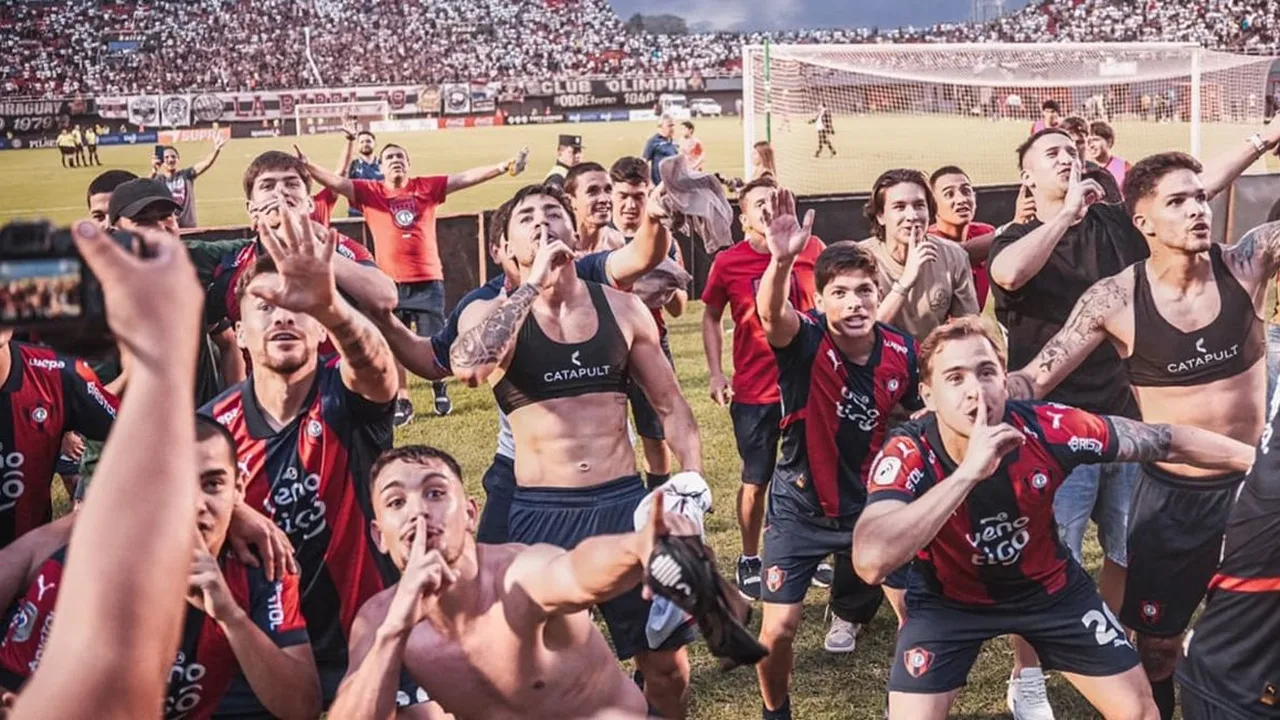 Torcedores em conflito nas arquibancadas durante clássico entre Olímpia e Cerro Porteño no Estádio Defensores Del Chaco