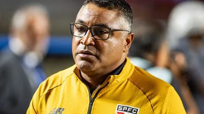 Torcida do São Paulo protege Roger Machado e mira saída de Rui Costa