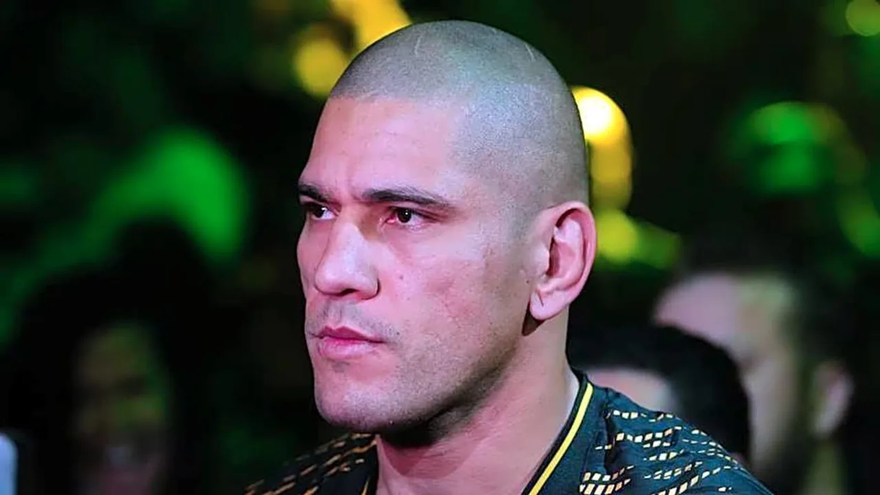 Ciryl Gane treinando técnicas de striking em academia de MMA com parceiro de sparring