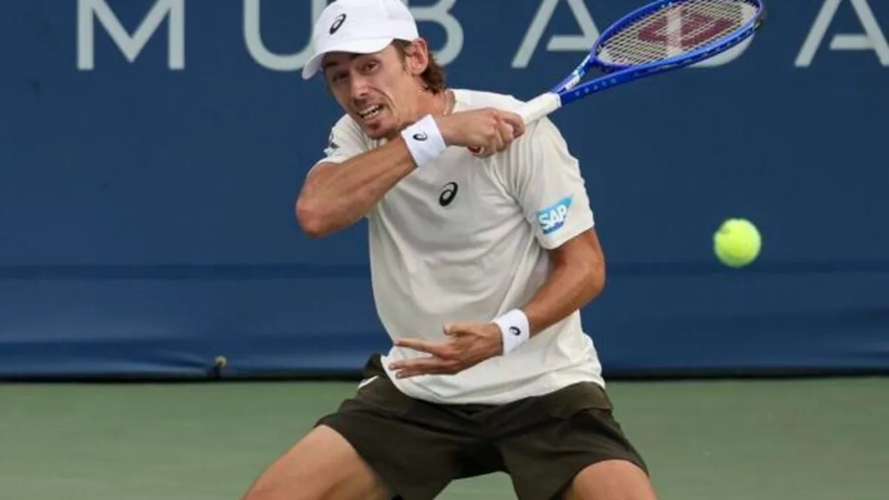 Ben Shelton sacando durante partida de tênis no saibro do ATP 500 de Munique