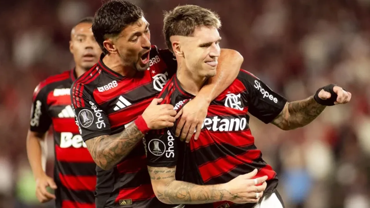 Leonardo Jardim orientando jogadores do Flamengo durante partida no Maracanã com torcida ao fundo