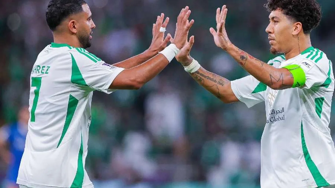 Jogadores do Al Ahli comemorando classificação para final da Champions League Asiática após vitória sobre Vissel Kobe