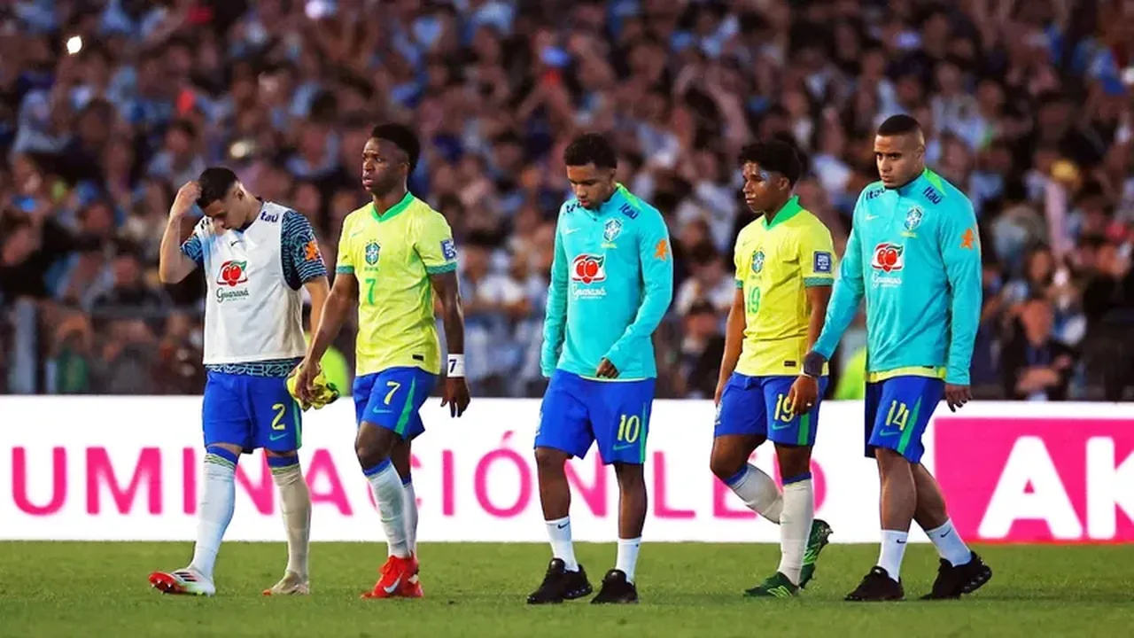 Jovens brasileiros usando celular enquanto jogo da Seleção passa na TV ao fundo, simbolizando desconexão geracional