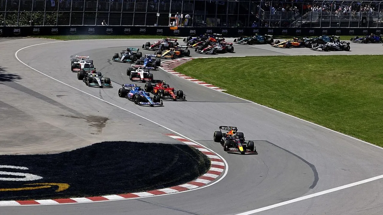 Mecânicos trabalhando em carro de F1 no pit lane durante sessão de testes com foco no sistema híbrido