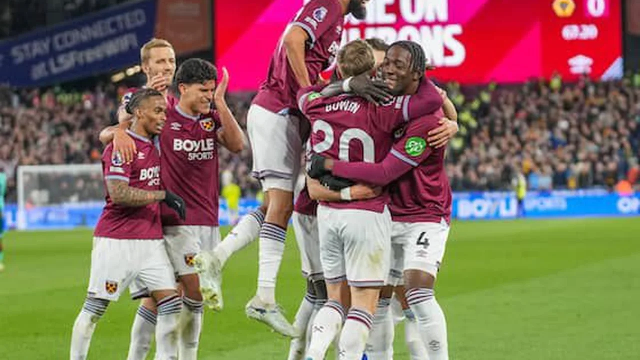 Jogadores de Crystal Palace e West Ham disputam bola em Selhurst Park durante empate sem gols pela Premier League