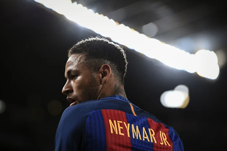 Histórico de gestos marca trajetória europeia Neymar repete padrão de gestos pol