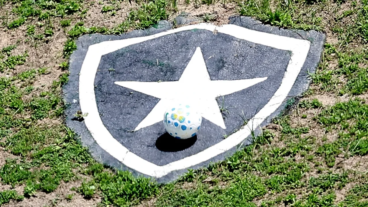 Dirigentes do Botafogo em reunião administrativa discutindo situação financeira do clube com documentos sobre a mesa