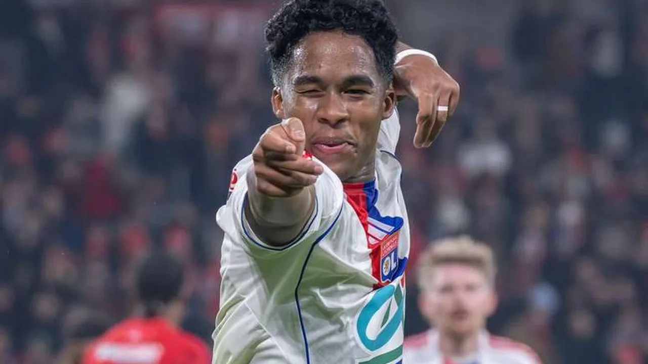 Endrick comemorando gol pelo Lyon contra PSG no Parc des Princes com multidão ao fundo