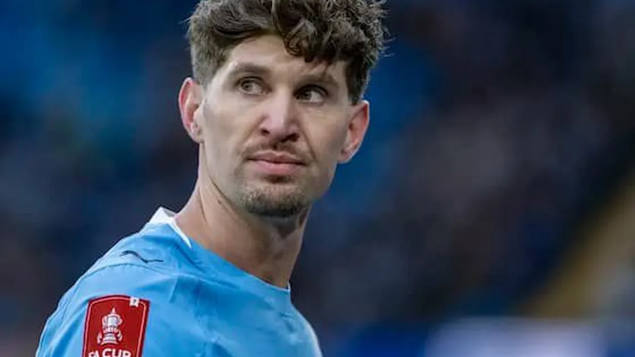 John Stones do Manchester City durante tratamento médico no departamento de fisioterapia do clube inglês