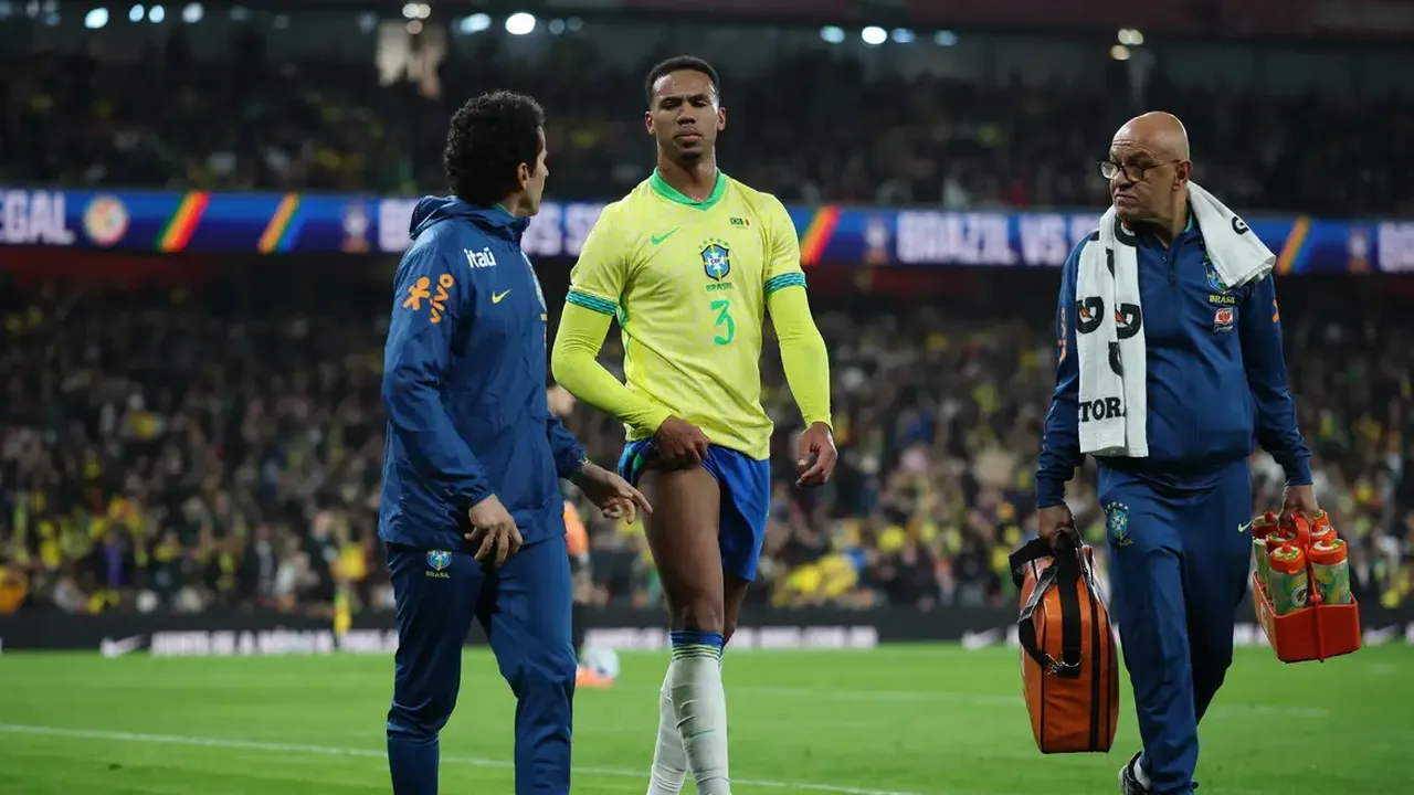 Gabriel Magalhães e Erling Haaland em confronto durante partida Arsenal x Manchester City na Premier League
