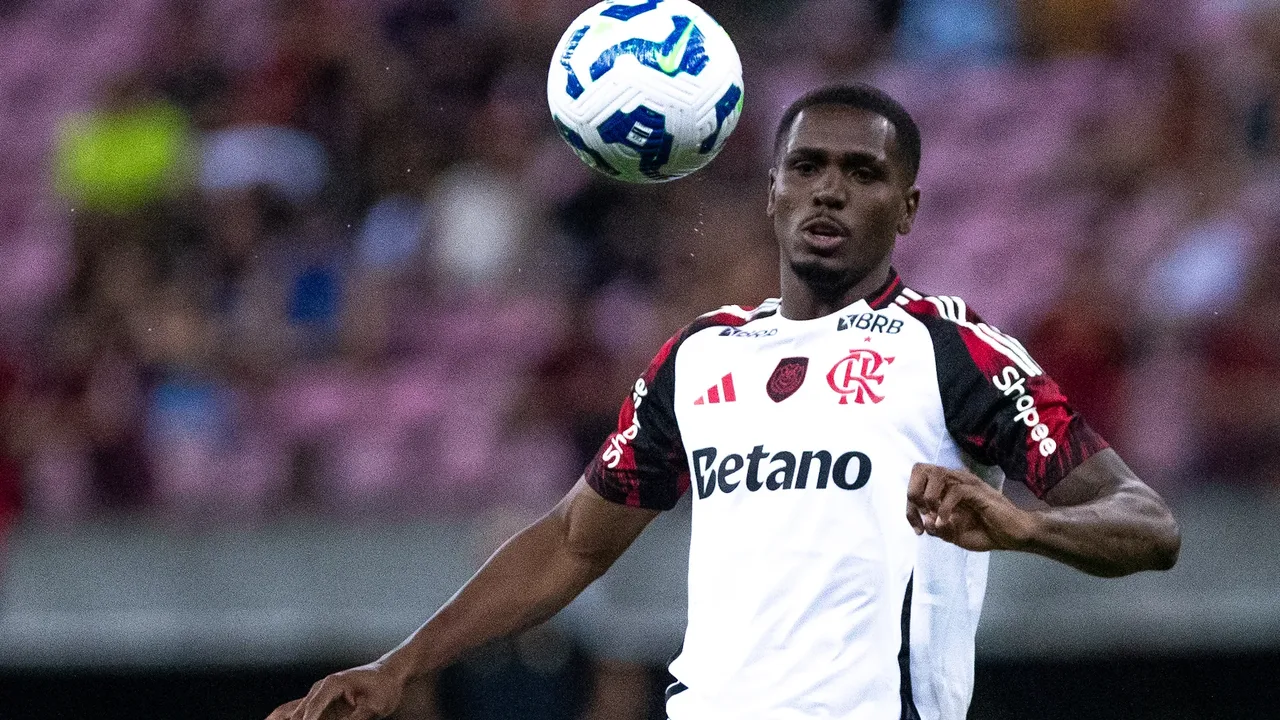 Evertton Araújo em ação pelo Flamengo durante partida no Maracanã