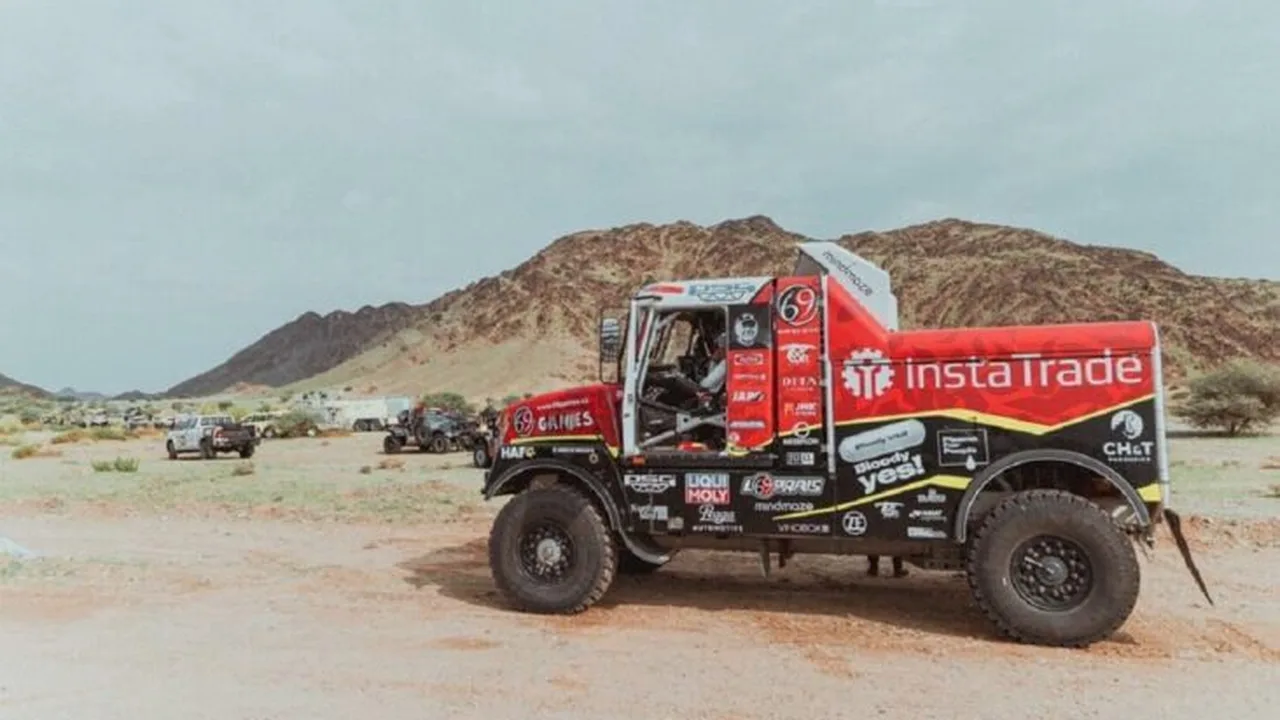 Carro de rally capotado após sair da pista em competição argentina com espectadores ao fundo