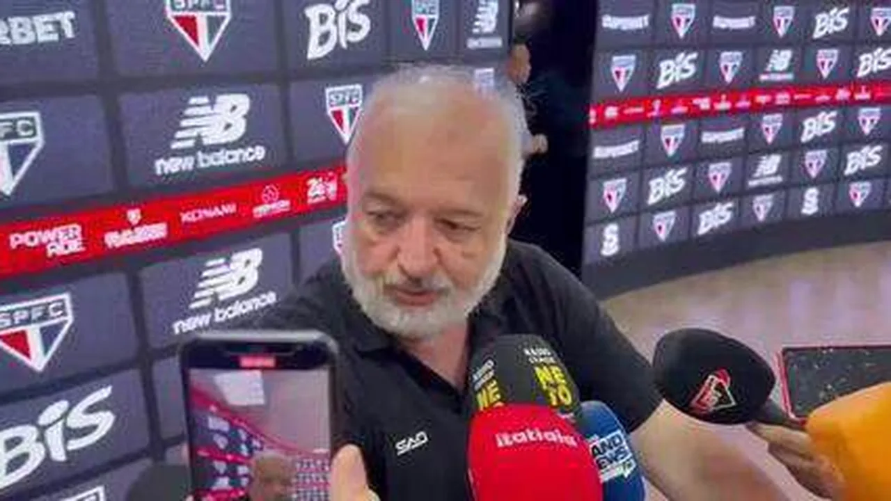Torcedores do São Paulo protestam no CT da Barra Funda cobrando mudanças na diretoria de futebol