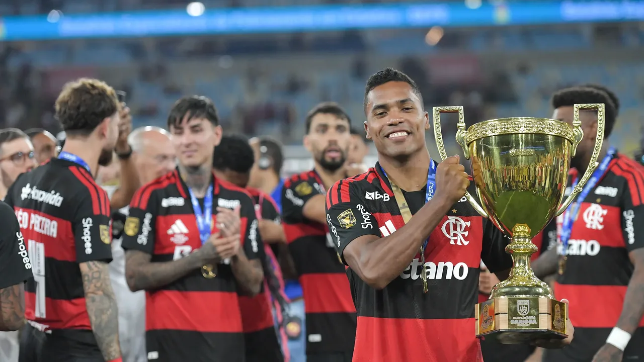 Alexsandro em ação pelo Lille disputando bola aérea em partida da Ligue 1 francesa