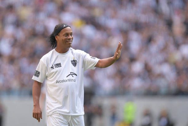 O toque mágico de um velho conhecido Ronaldinho exalta revolução de Luis Enri