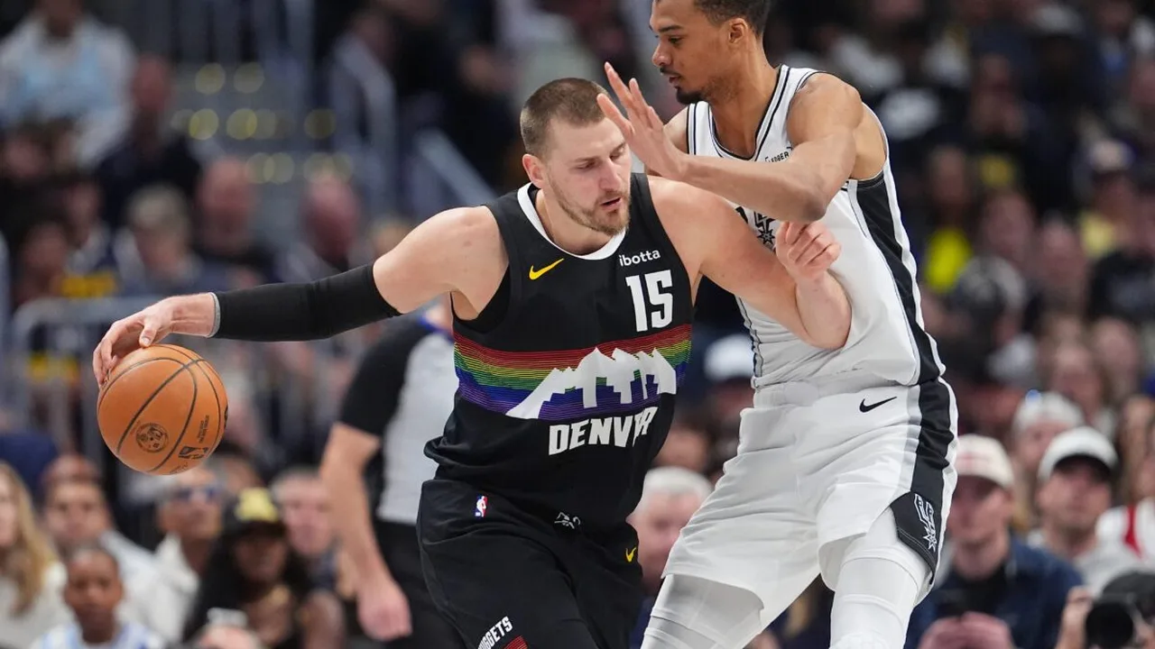 Victor Wembanyama defendendo na pintura durante jogo do San Antonio Spurs na NBA