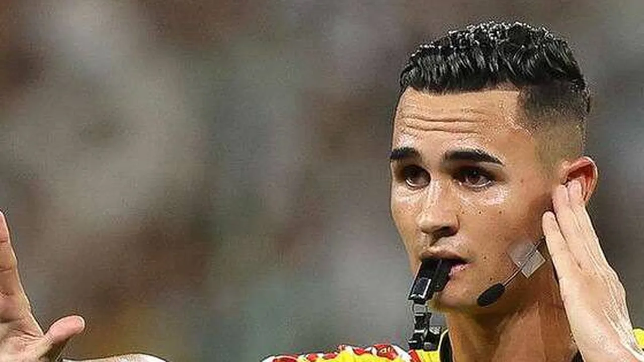 Árbitro Matheus Delgado Candançan comandando partida de futebol com jogadores do Fluminense em campo durante Copa do Brasil