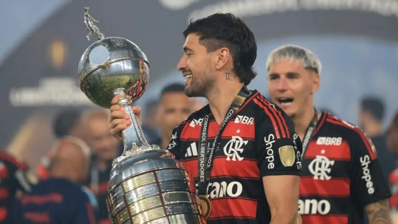 Arrascaeta celebra gol pelo Flamengo no Maracanã após recuperar forma física sob Leonardo Jardim