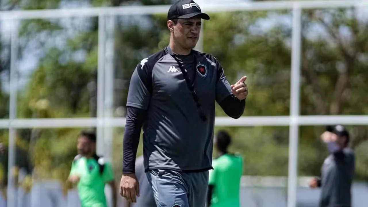 Técnico Bernardo Franco comandando treino tático do Barra-SC em preparação para enfrentar o Corinthians na Copa do Brasil