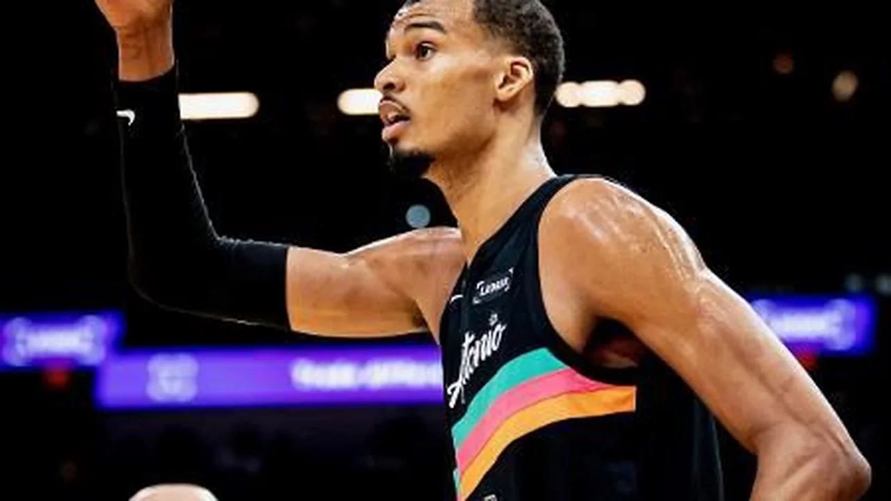 Victor Wembanyama defendendo durante jogo do San Antonio Spurs na NBA com troféu de Defensor do Ano