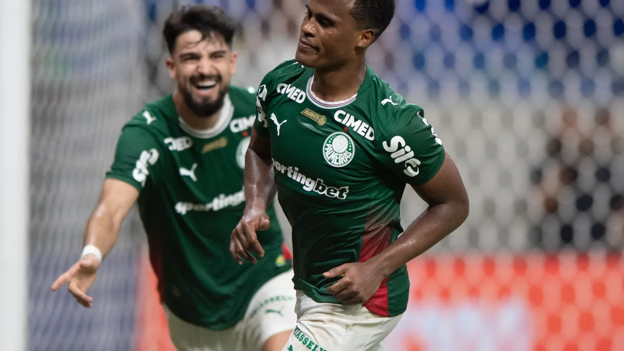 Jhon Arias em ação pelo Wolves na Premier League antes de retornar ao Brasil
