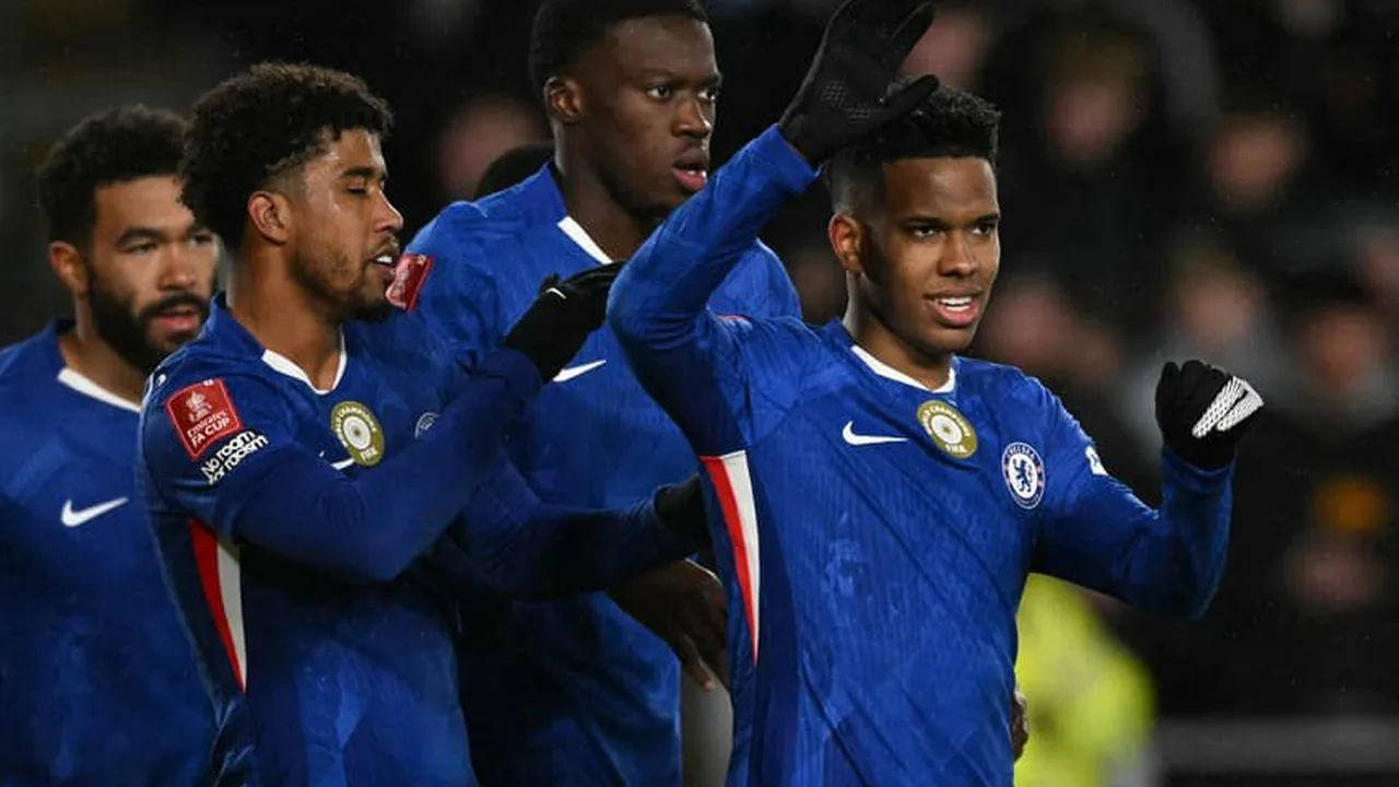 Estêvão jogando pela ponta direita do Chelsea em partida da Premier League contra defesa adversária