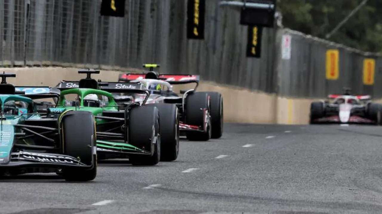 Mecânicos da Williams e Haas trabalhando nos carros no paddock da Fórmula 1 durante sessão de treinos