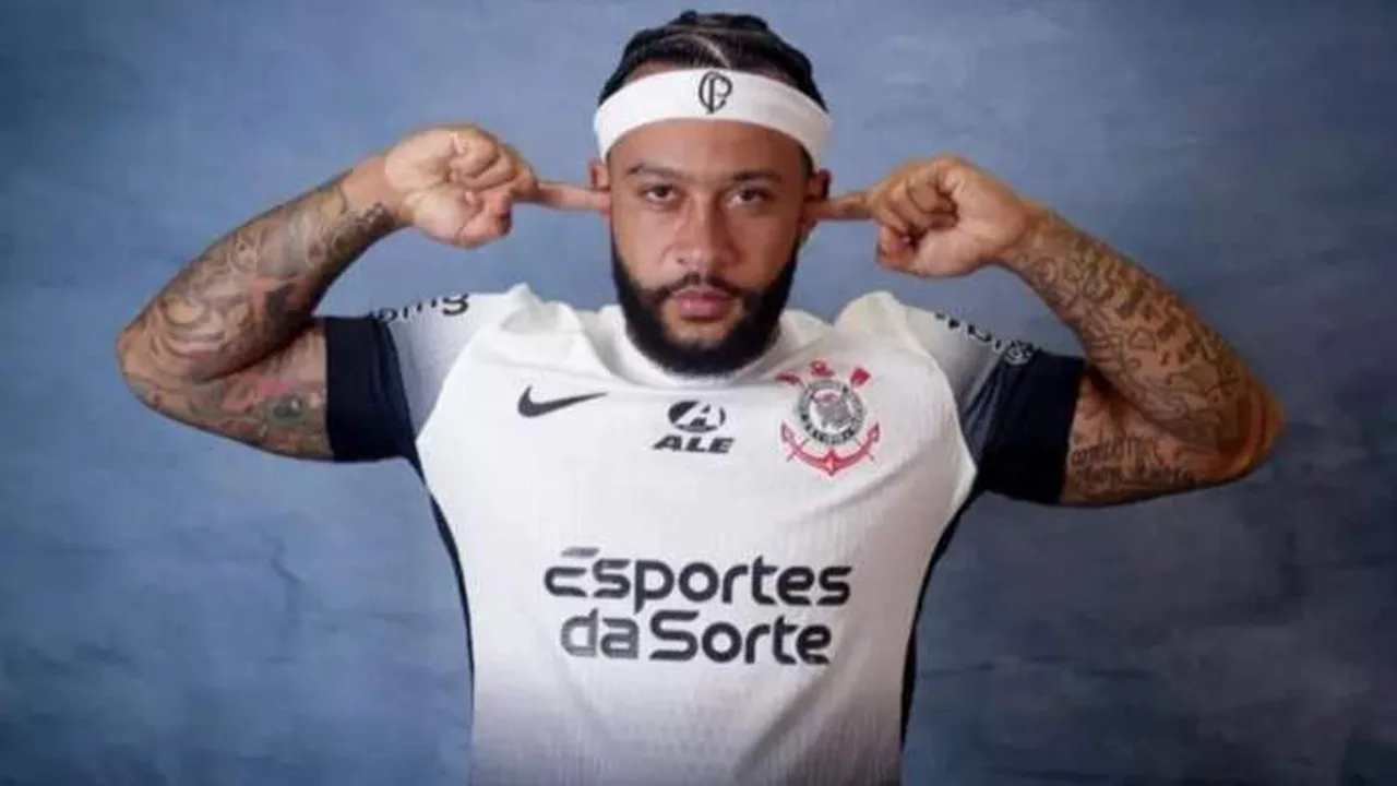 Memphis Depay durante treinamento no CT do Corinthians com foco na recuperação de lesão na coxa direita
