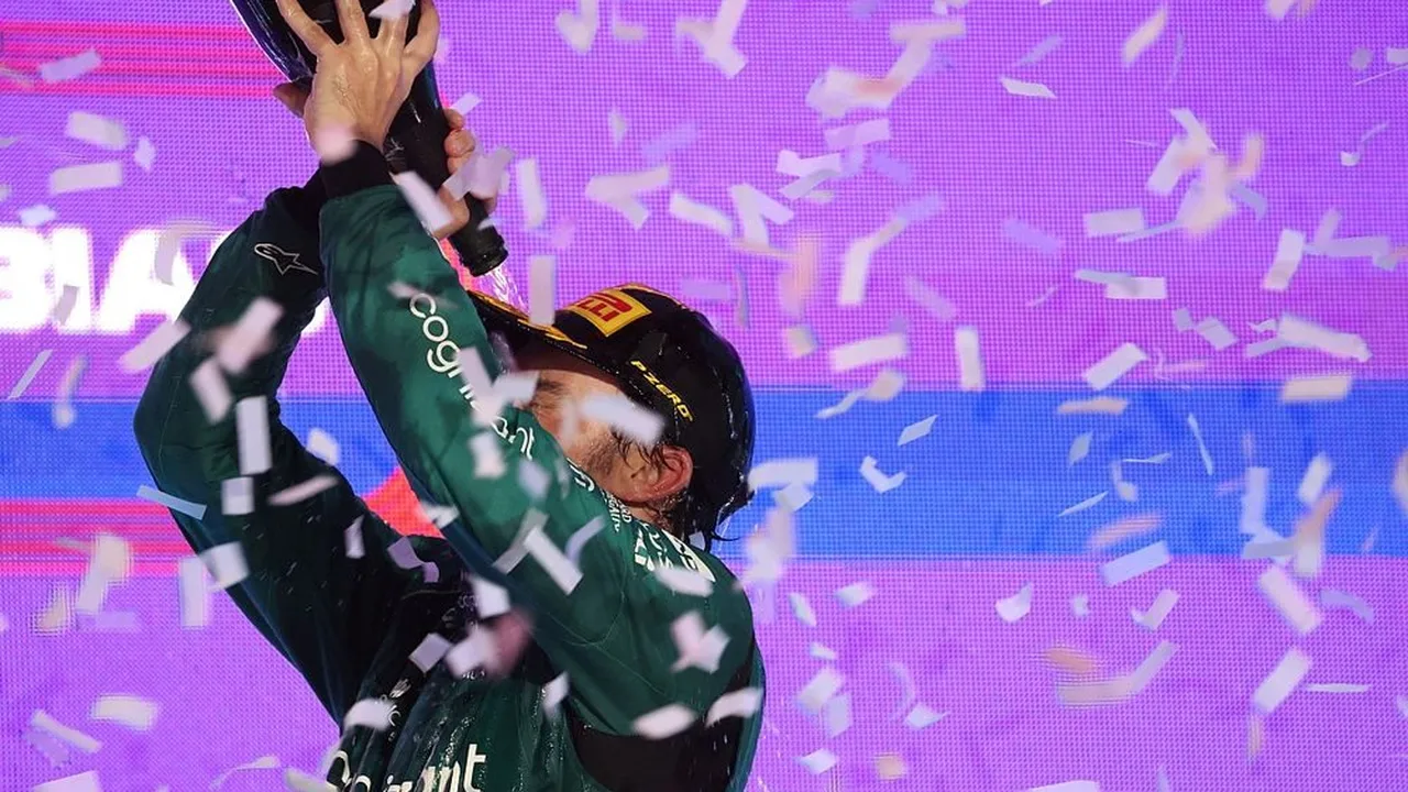 Lando Norris segurando troféu Laureus em cerimônia oficial com logo da McLaren ao fundo