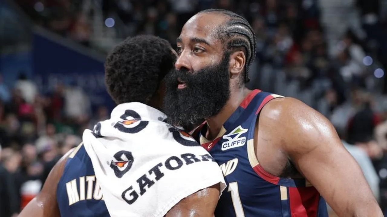 James Harden comemorando após cesta importante durante jogo dos Cavaliers contra Raptors nos playoffs da NBA