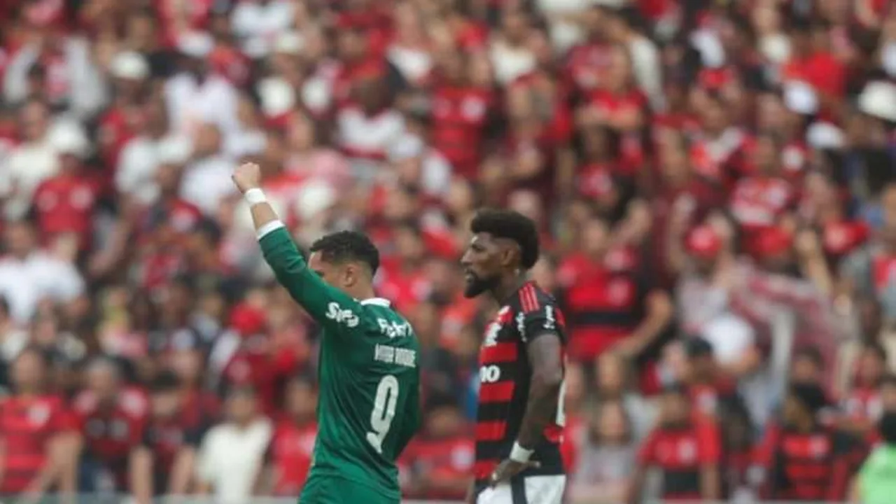 Estádio lotado com torcedores do Palmeiras comemorando gol durante partida do Campeonato Brasileiro
