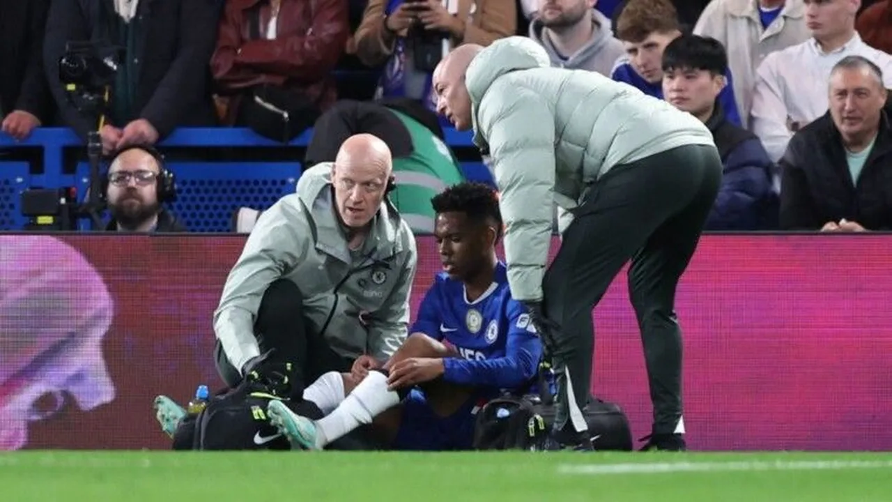 Estêvão sendo substituído lesionado durante partida do Chelsea contra Manchester United em Stamford Bridge