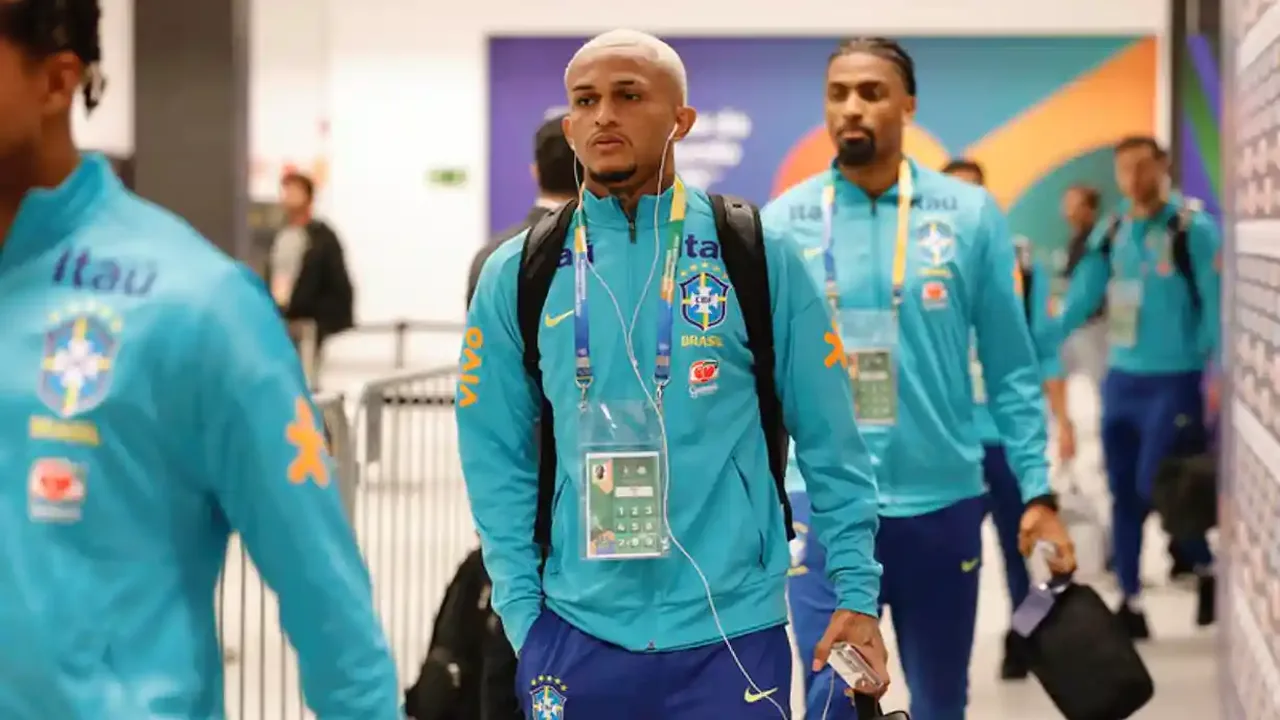 Alexsandro Ribeiro em ação pelo Lille na Liga dos Campeões defendendo contra ataque adversário