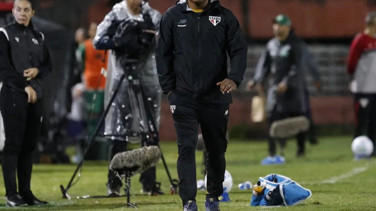 Roger Machado orientando jogadores do São Paulo durante treinamento no CT da Barra Funda