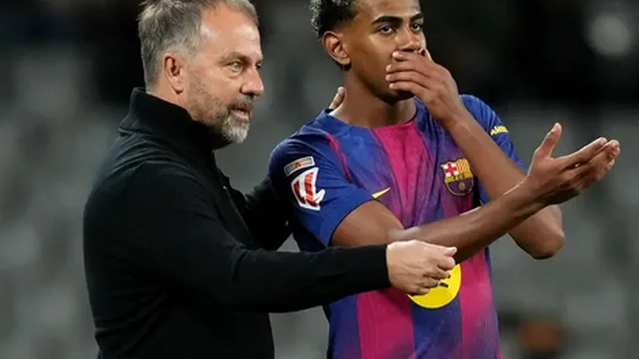 Hansi Flick comandando treino do Barcelona no Camp Nou, orientando jogadores jovens em exercício tático