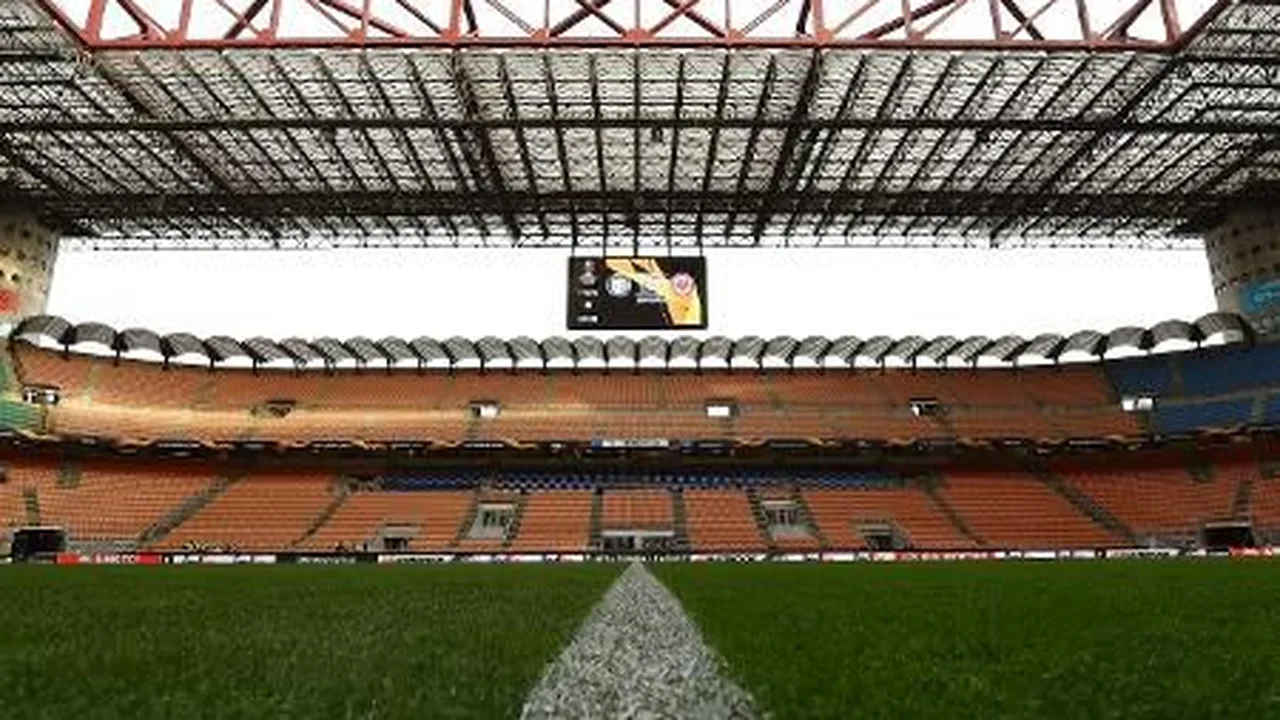 Estádio San Siro vazio com foco nas arquibancadas, representando crise no futebol italiano
