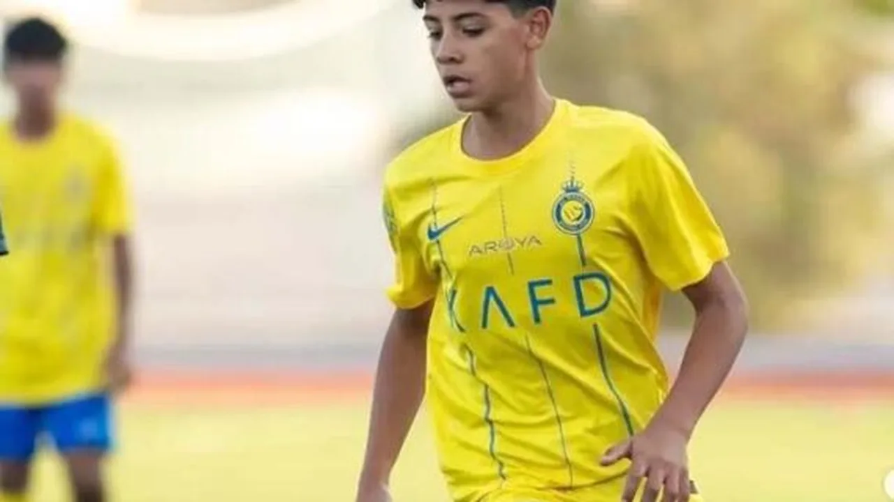 Cristiano Ronaldo e filho Cristiano Jr treinando juntos no Al-Nassr com uniformes do clube saudita