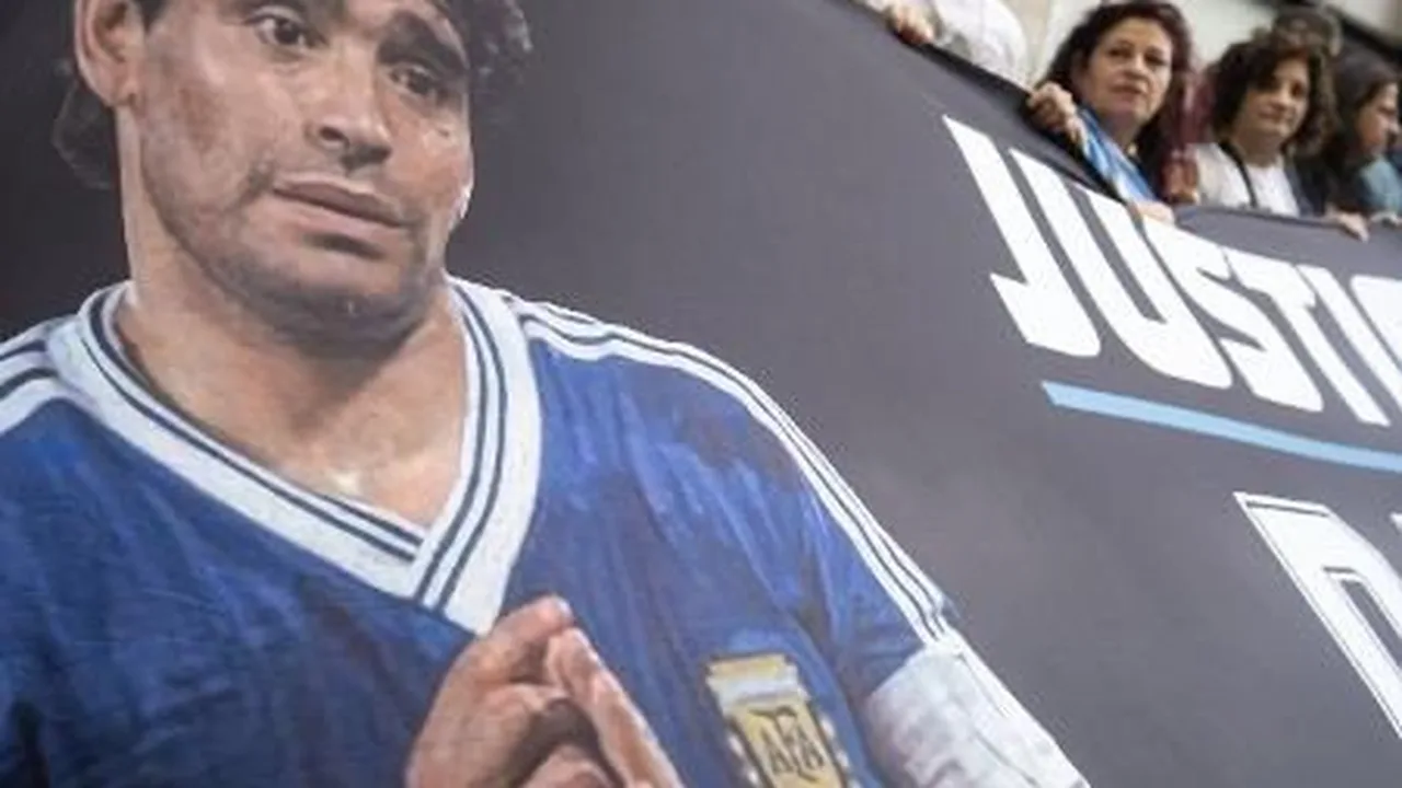 Tribunal argentino durante julgamento sobre morte de Diego Maradona com familiares presentes