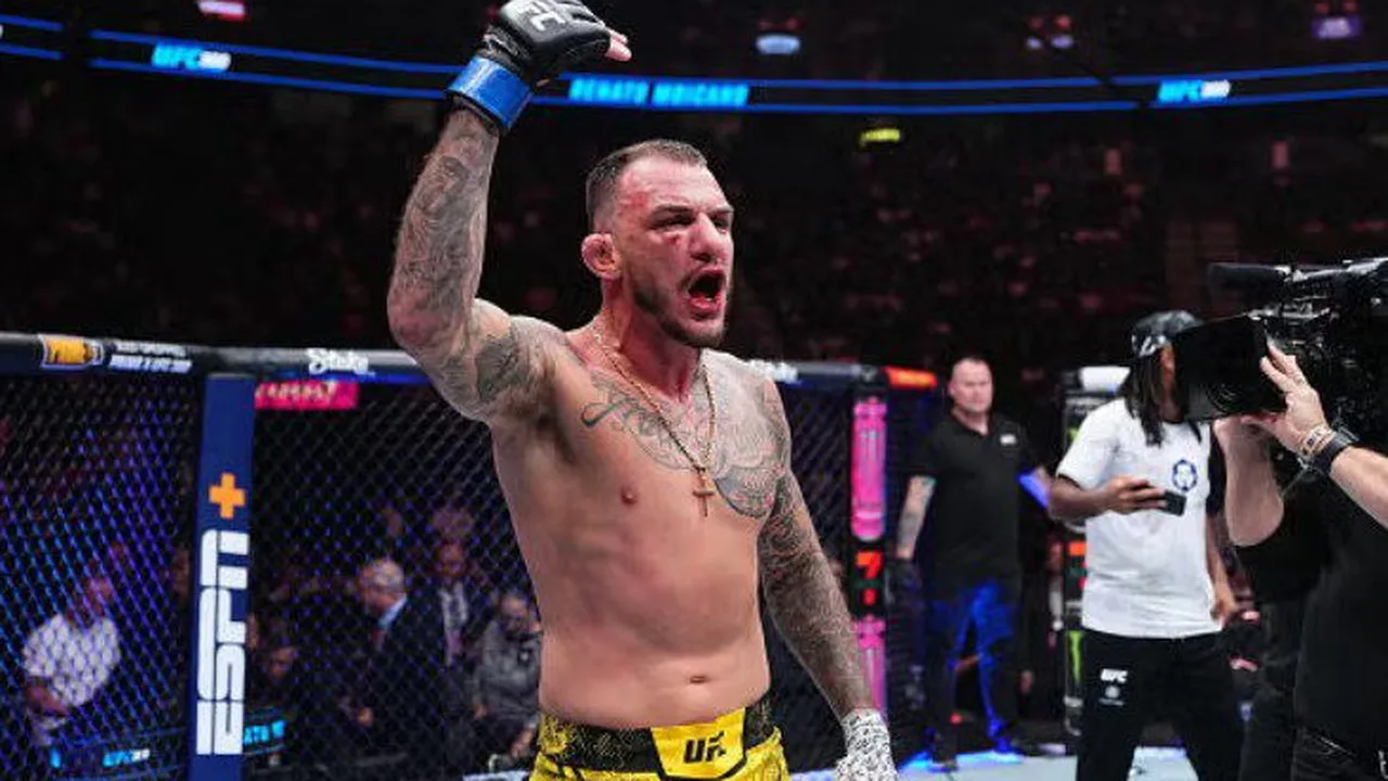 Renato Moicano em octógono do UFC preparando-se para nova empreitada como promotor de eventos de MMA