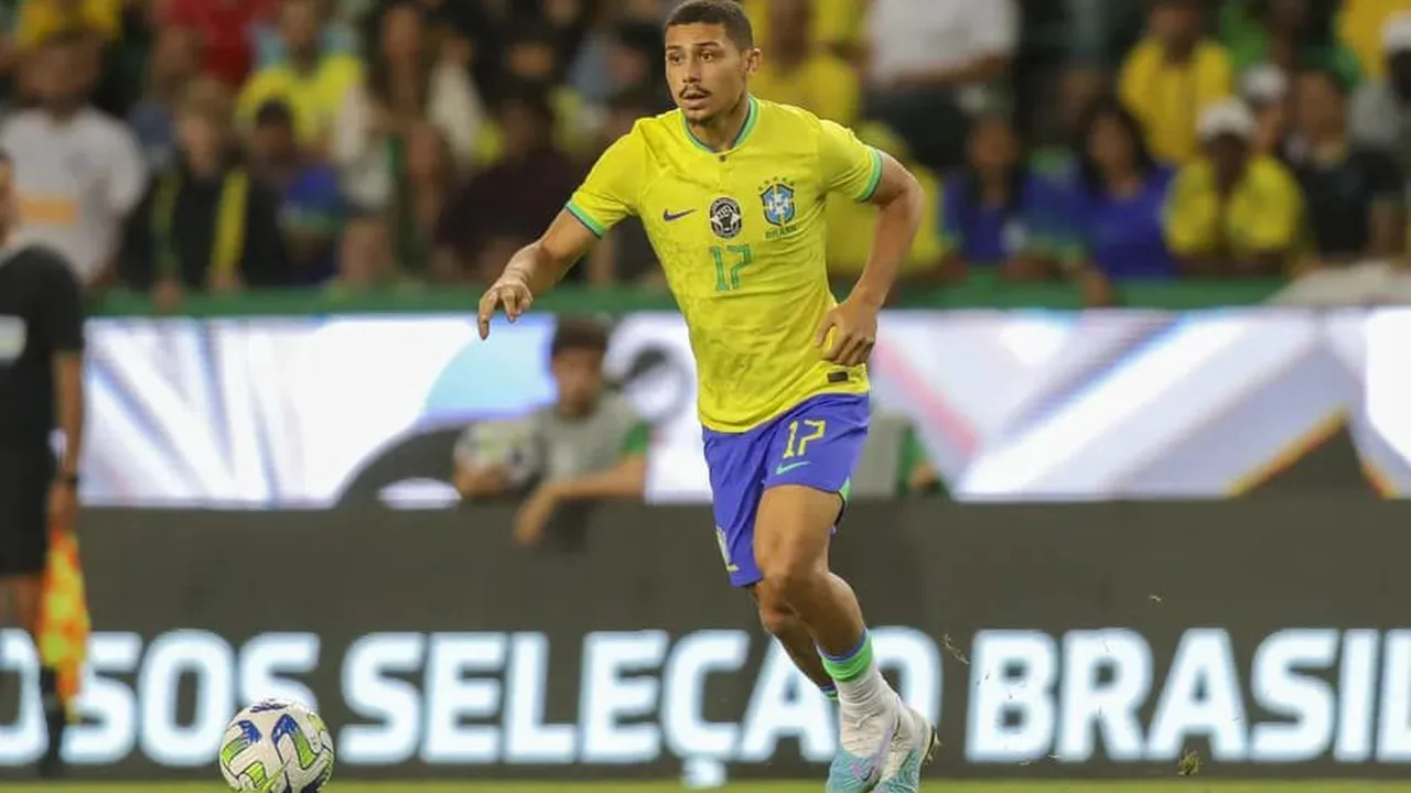 Éder Militão durante treino da seleção brasileira vestindo camisa amarela em campo de futebol