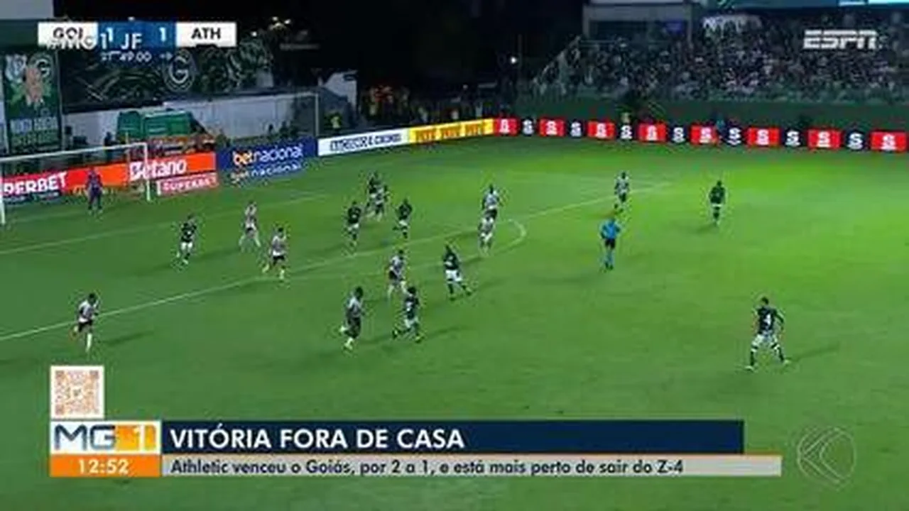 Dirigentes do Flamengo em reunião analisando contratos de patrocínio e documentos financeiros em sala de reuniões