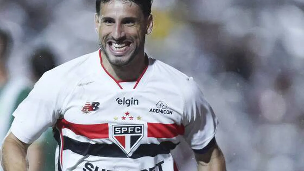 Roger Machado orientando jogadores do São Paulo durante treino no CT da Barra Funda
