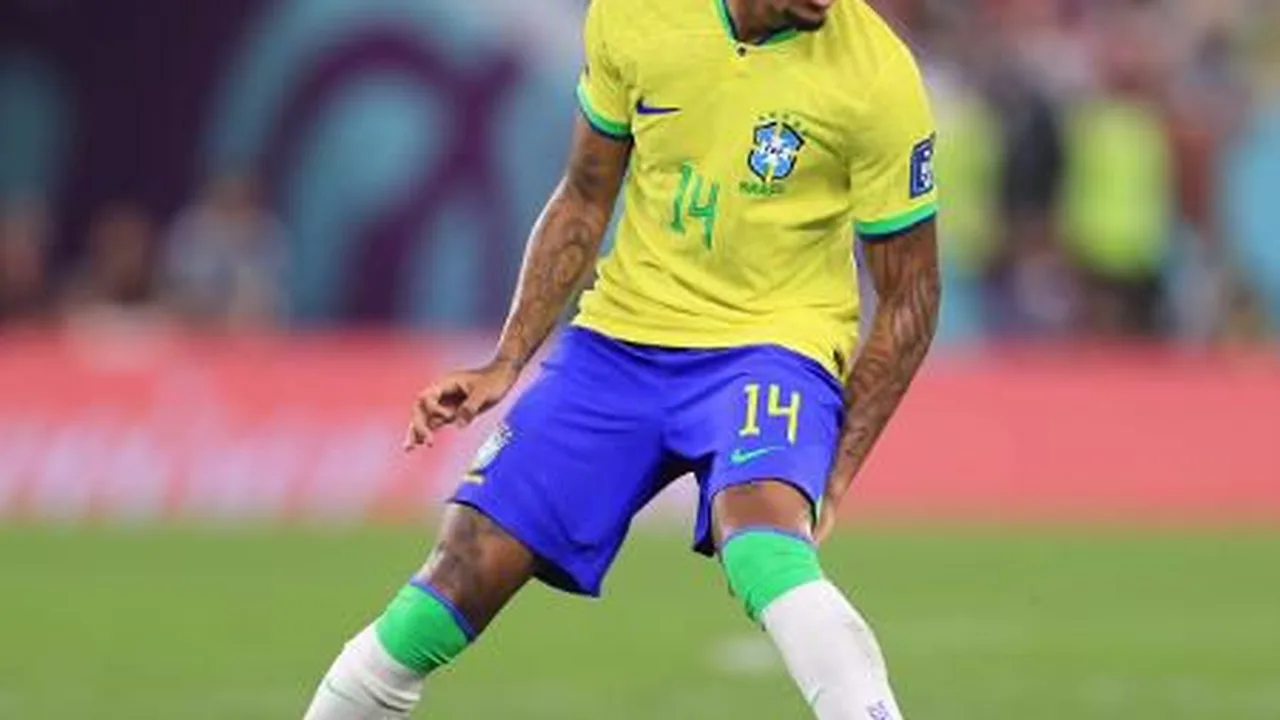 Éder Militão deixando gramado mancando durante partida Real Madrid x Alavés no Santiago Bernabéu