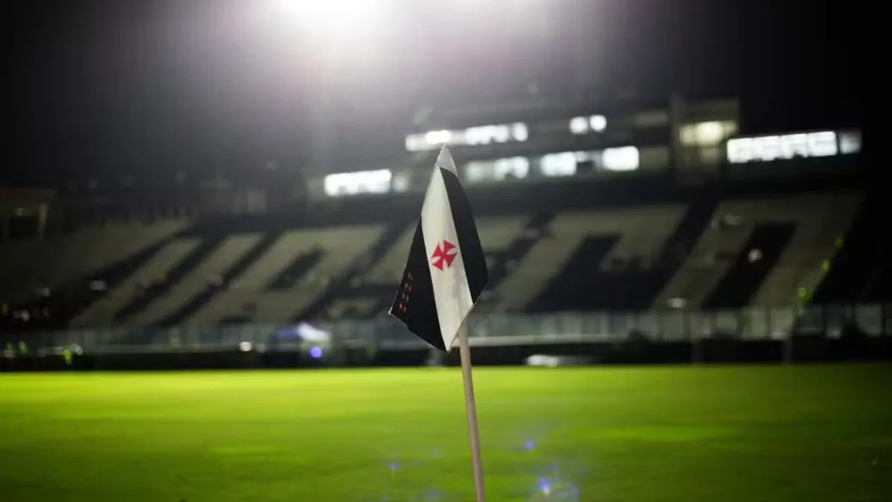 Estádio São Januário do Vasco da Gama com arquibancadas vazias aguardando início das obras de reforma